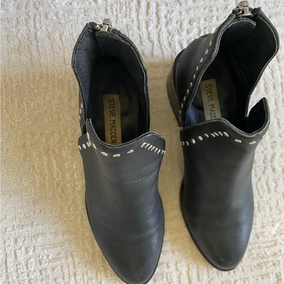 Steve Madden Womens Conspire Ankle Boots Cutout Black Leather Silver Studs 6 W - Picture 5 of 5